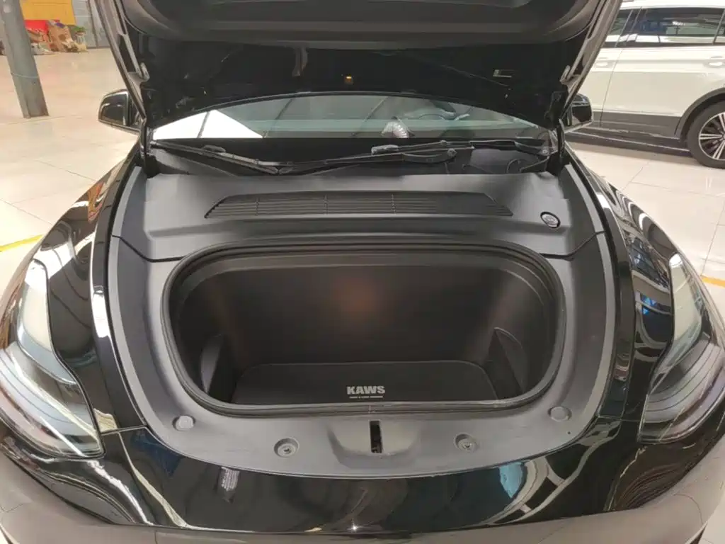 Tesla Model Y — миниатюра 20