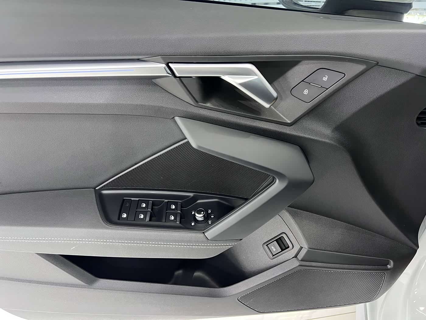 Audi A3 1.4 л 2023 г. Белый, пробег 40000 км