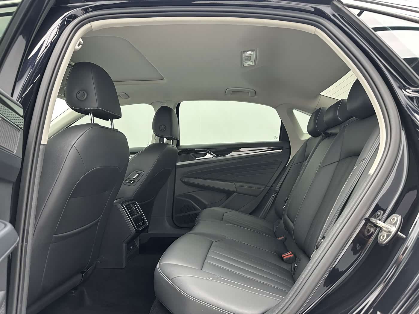 Volkswagen Passat 1.4 л 2022 г. Чёрный, пробег 29000 км