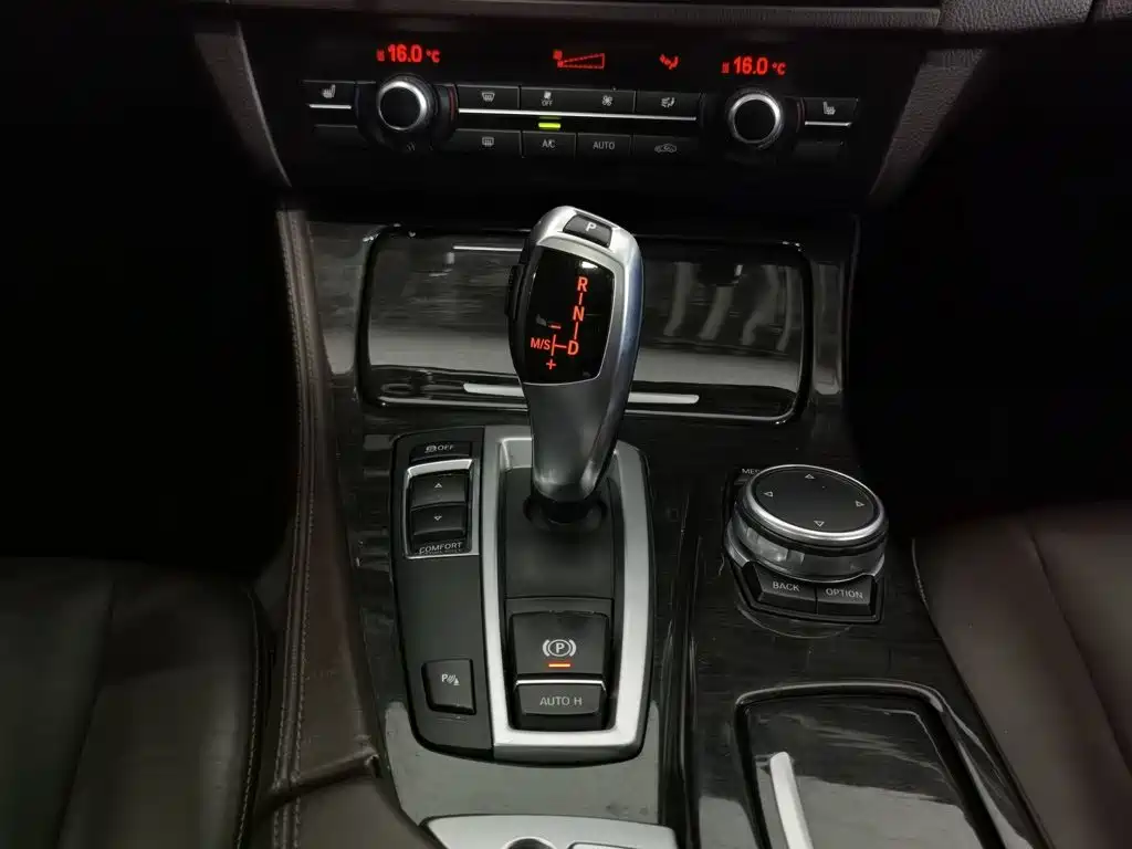 BMW 5 Series — миниатюра 13