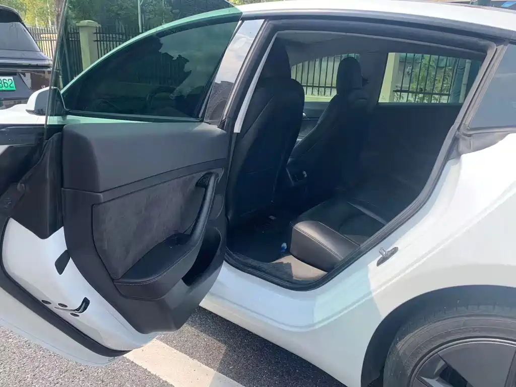 Tesla Model 3 — миниатюра 6