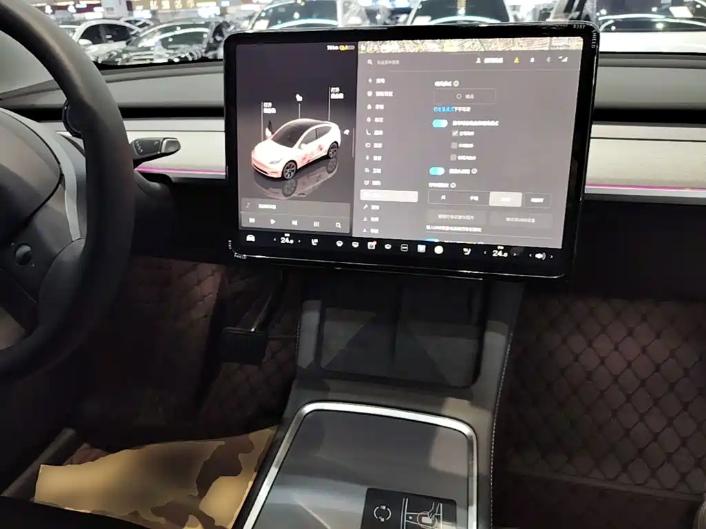 Tesla Model Y — миниатюра 10