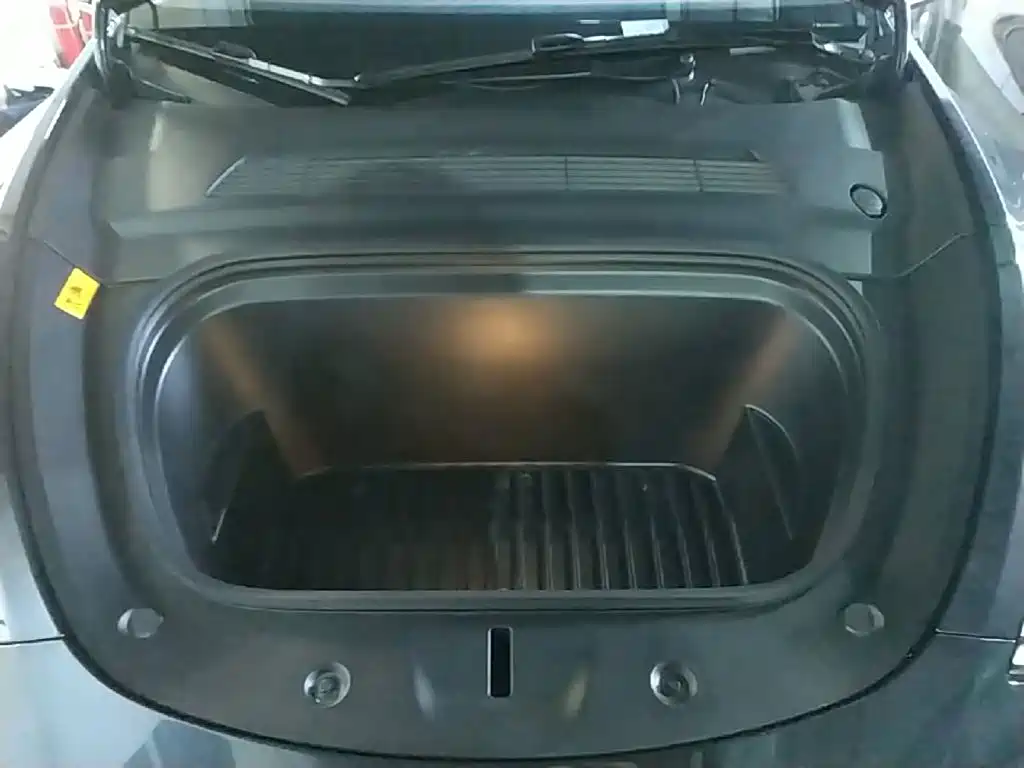 Tesla Model Y — миниатюра 20