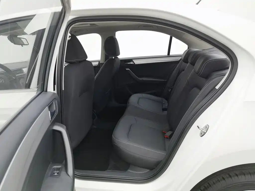 Skoda Rapid — миниатюра 15