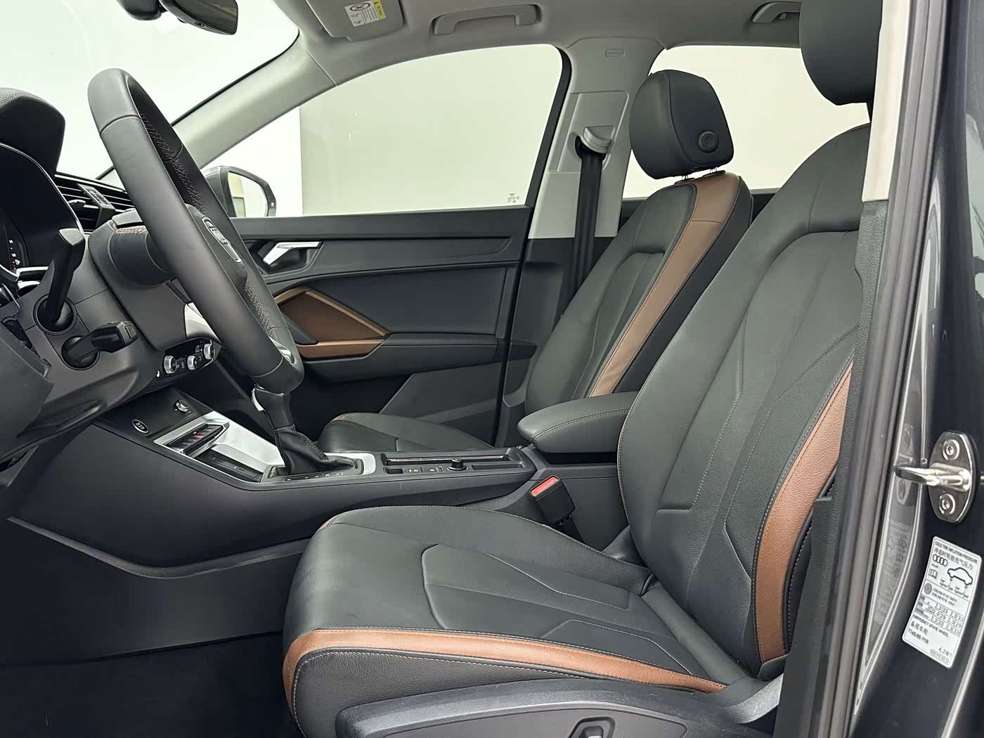 Audi Q3 1.4 л 2023 г. Серебристо-серый, пробег 19000 км