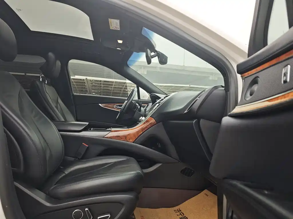 LINCOLN NAVIGATOR (IMPORT)