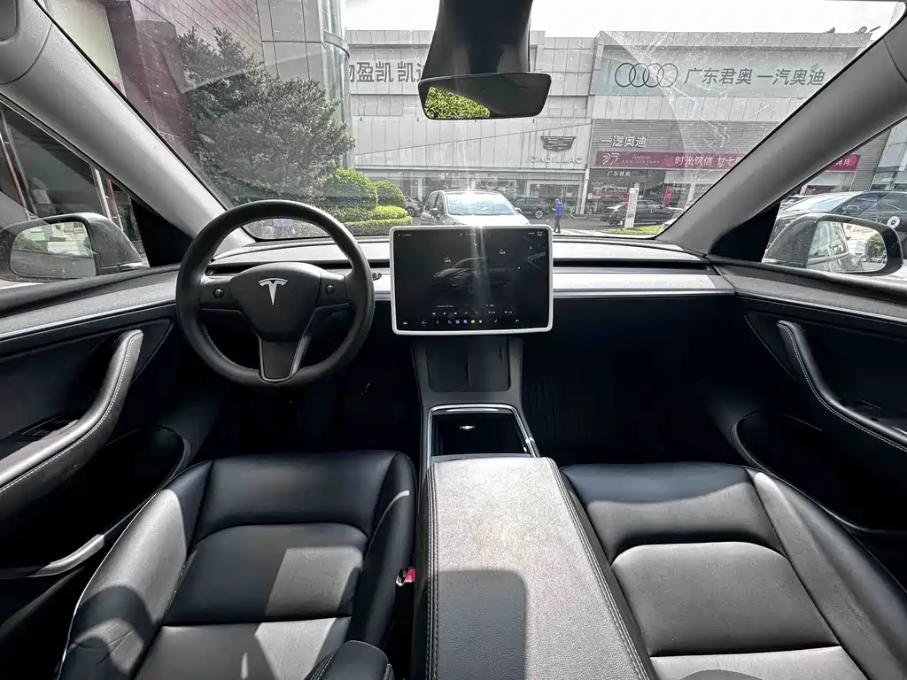 Tesla Model Y — миниатюра 8