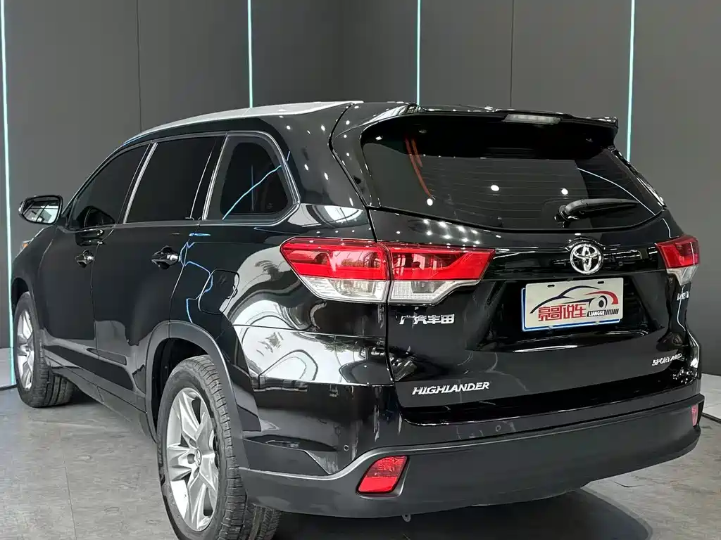 Toyota Highlander 2021 2.0T Luxury 7 мест