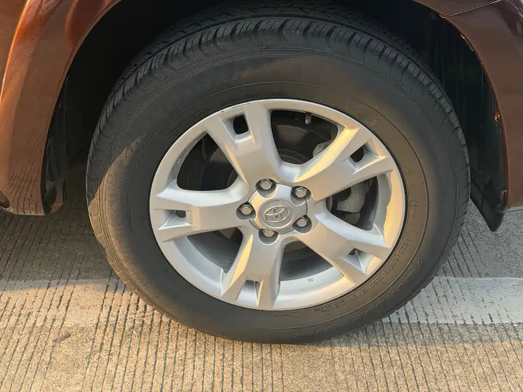 Toyota RAV4 — миниатюра 15