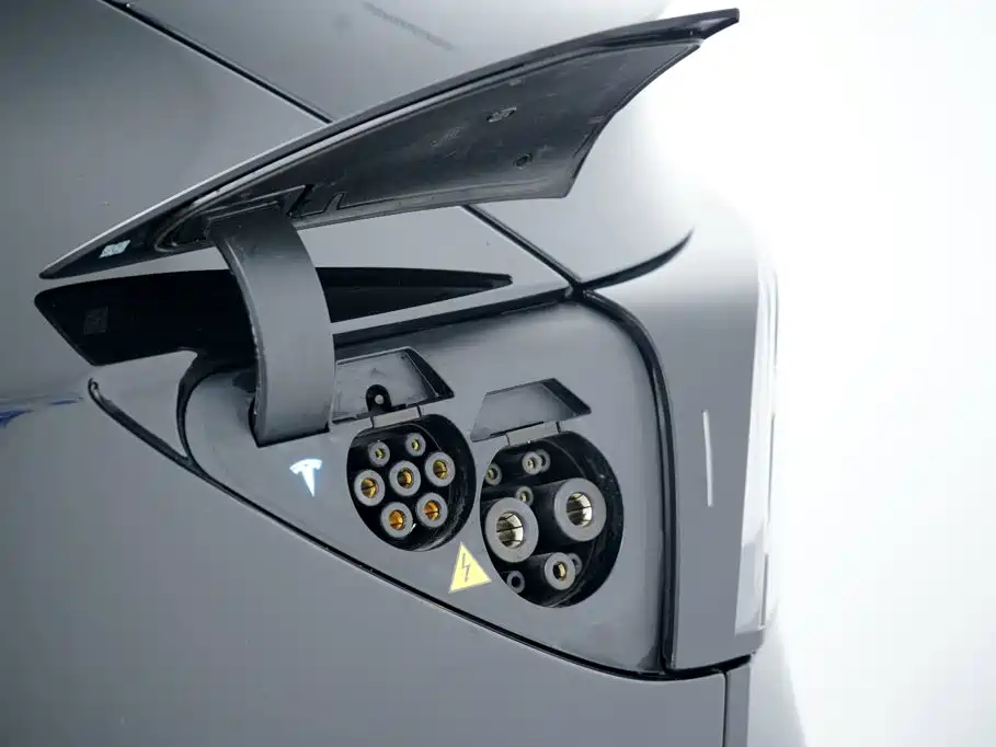 Tesla Model Y — миниатюра 25