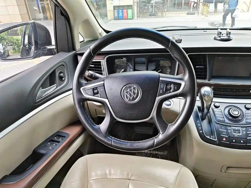 Buick GL8 — миниатюра 3