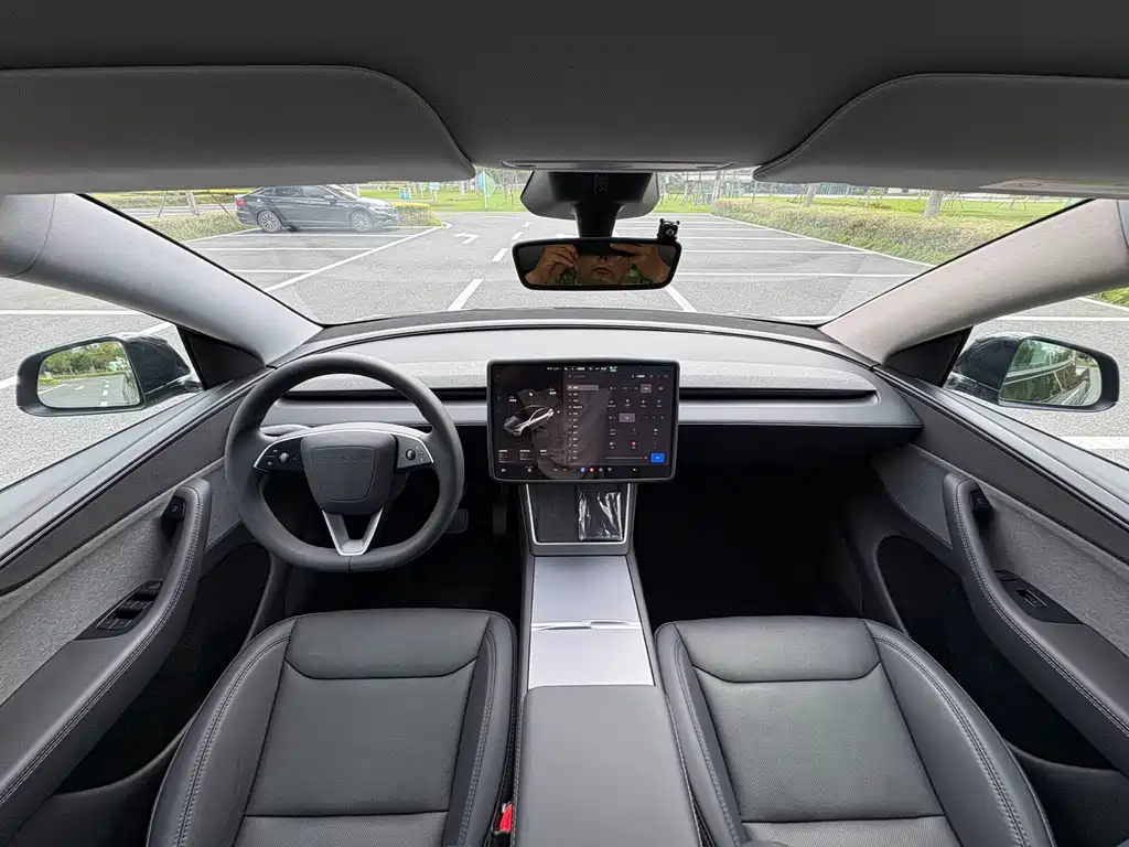 Tesla Model Y — миниатюра 11