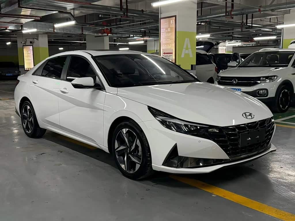 Hyundai Elantra 1.5 л 2023 г. Белый, пробег 28000 км