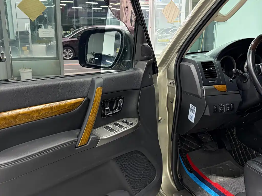 Mitsubishi Pajero (Import) — миниатюра 13