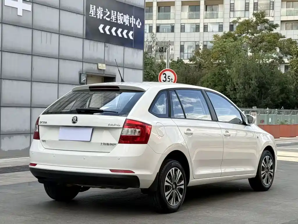 Skoda Rapid Spaceback — миниатюра 9