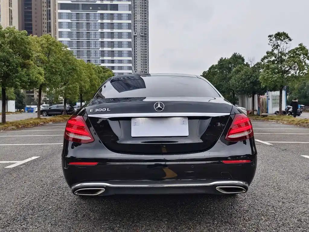 Mercedes-Benz E-Class — миниатюра 8
