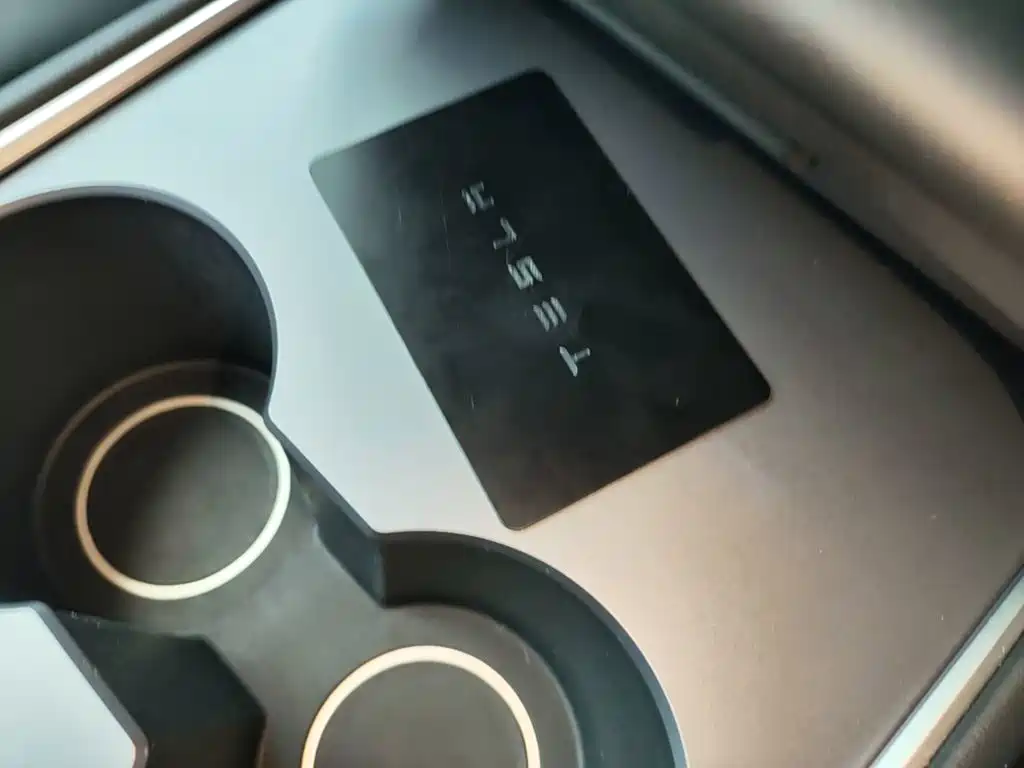 Tesla Model Y — миниатюра 9