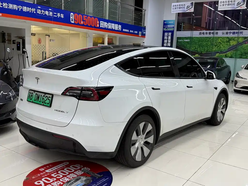 Tesla Model Y — миниатюра 8