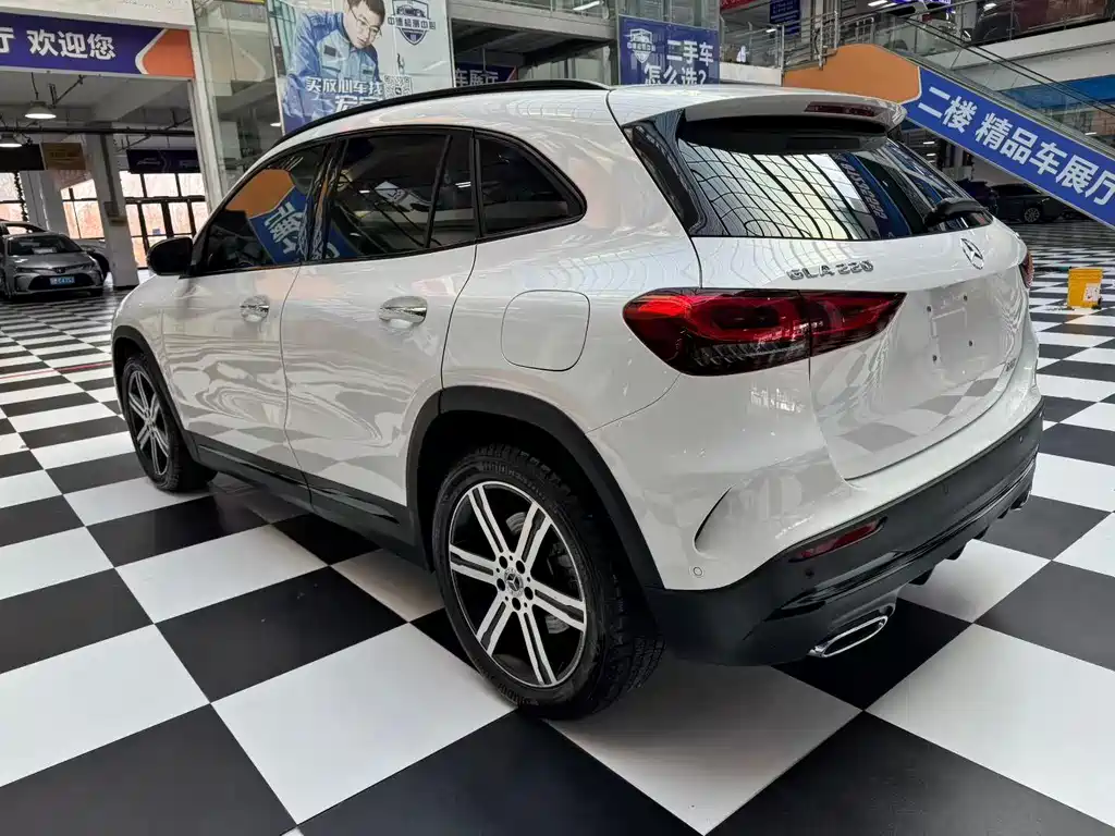 MERCEDES-BENZ GLA