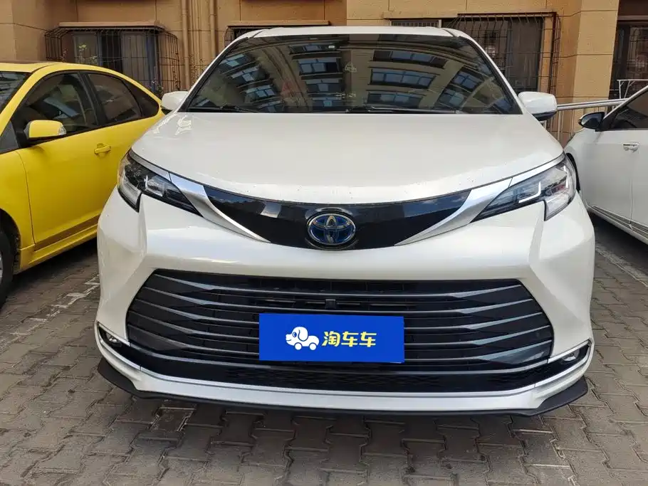 Toyota Sienna — миниатюра 2