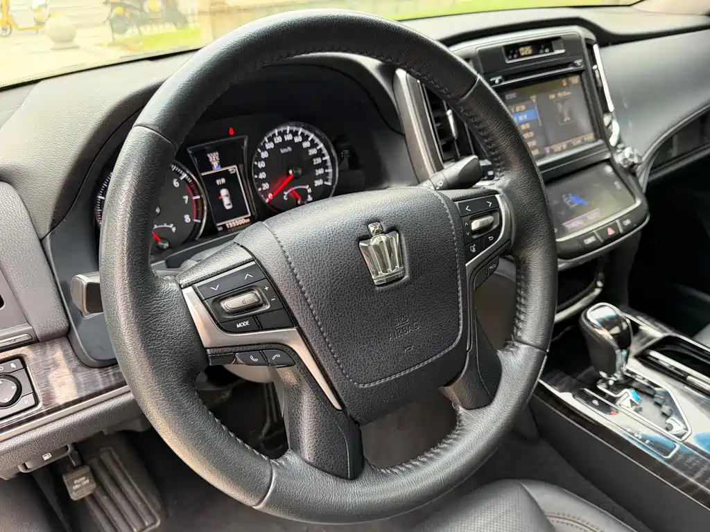 Toyota Crown — миниатюра 14