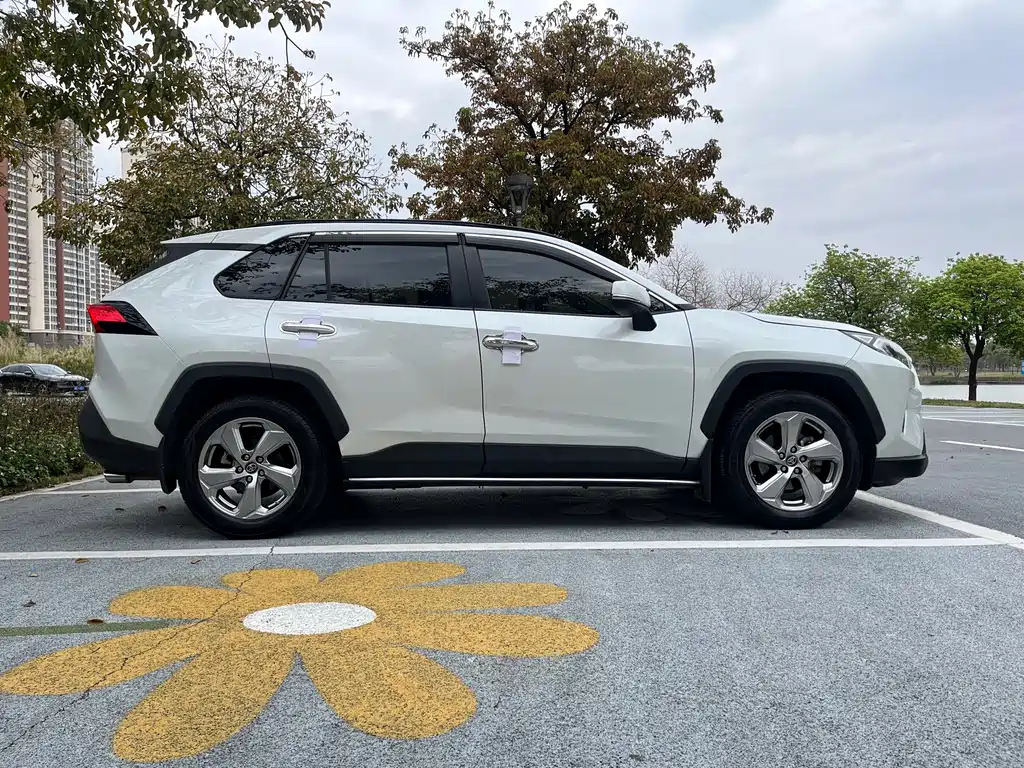 Toyota RAV4 — миниатюра 7