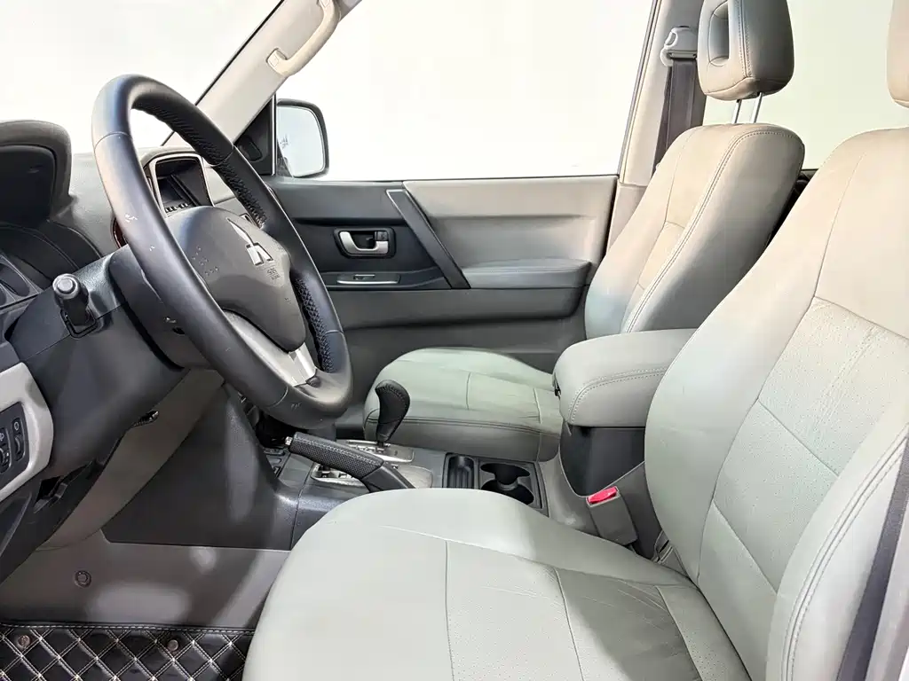 Mitsubishi Pajero — миниатюра 7