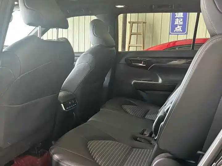 Toyota Crown Kluger — миниатюра 5