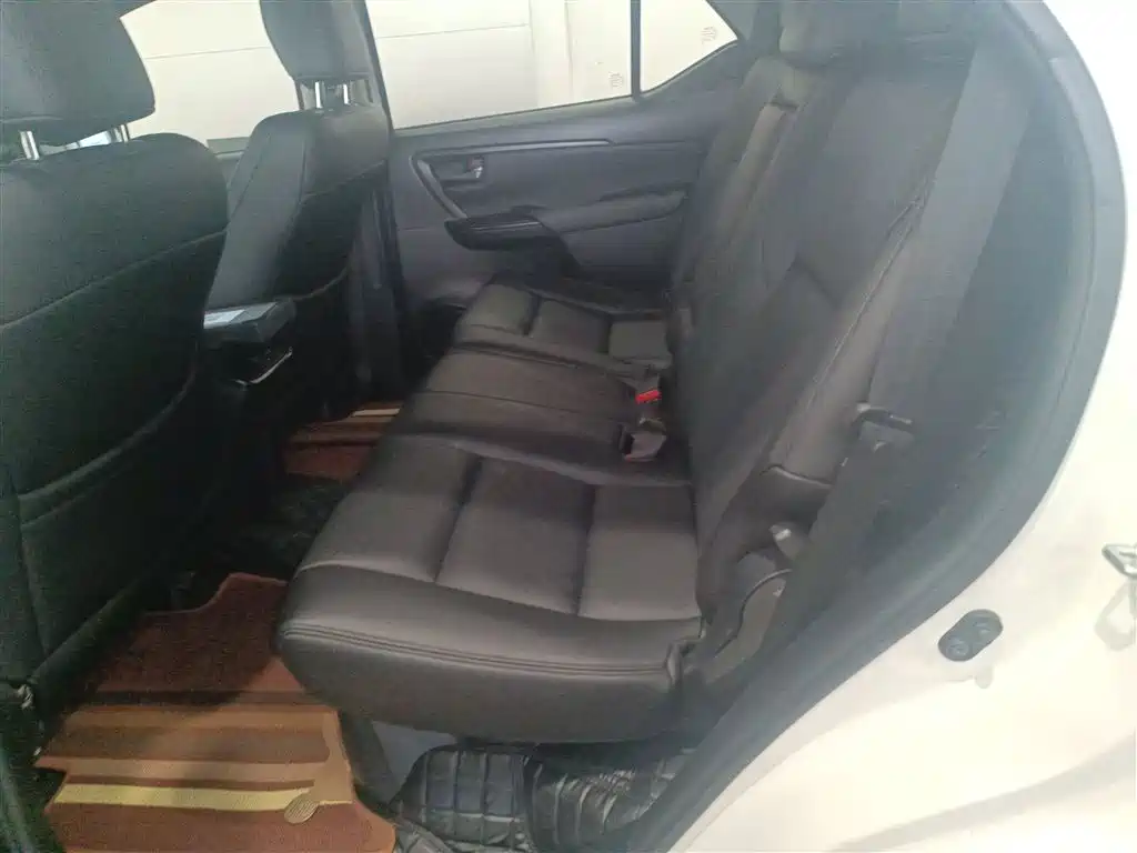 Toyota Fortuner — миниатюра 17