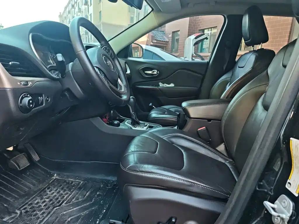 Jeep Cherokee (Import) — миниатюра 16