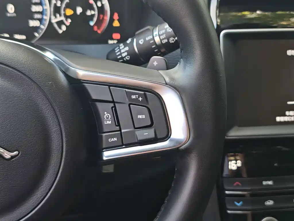 Jaguar F-PACE — миниатюра 18
