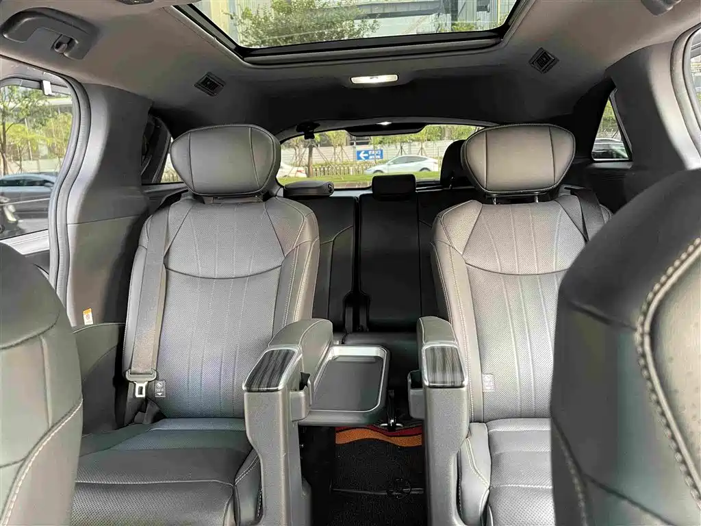 Toyota Sienna — миниатюра 13