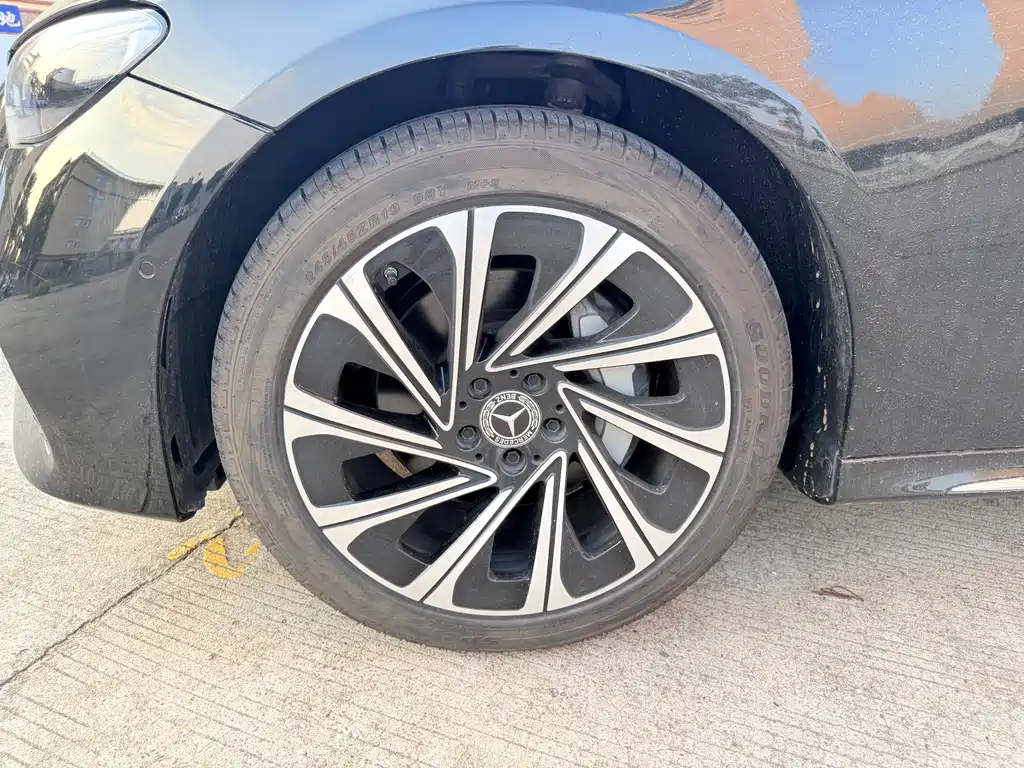 Mercedes-Benz E-Class — миниатюра 5