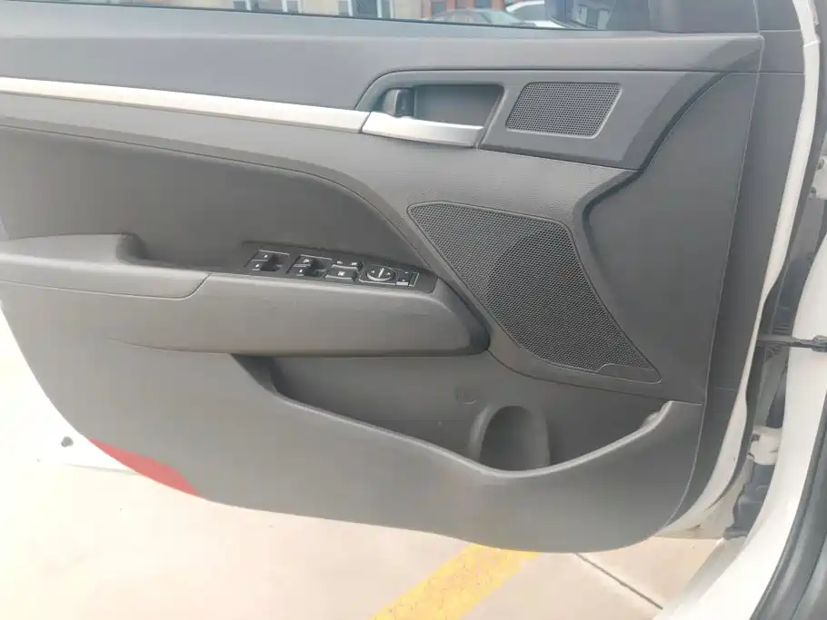 Hyundai Elantra — миниатюра 7