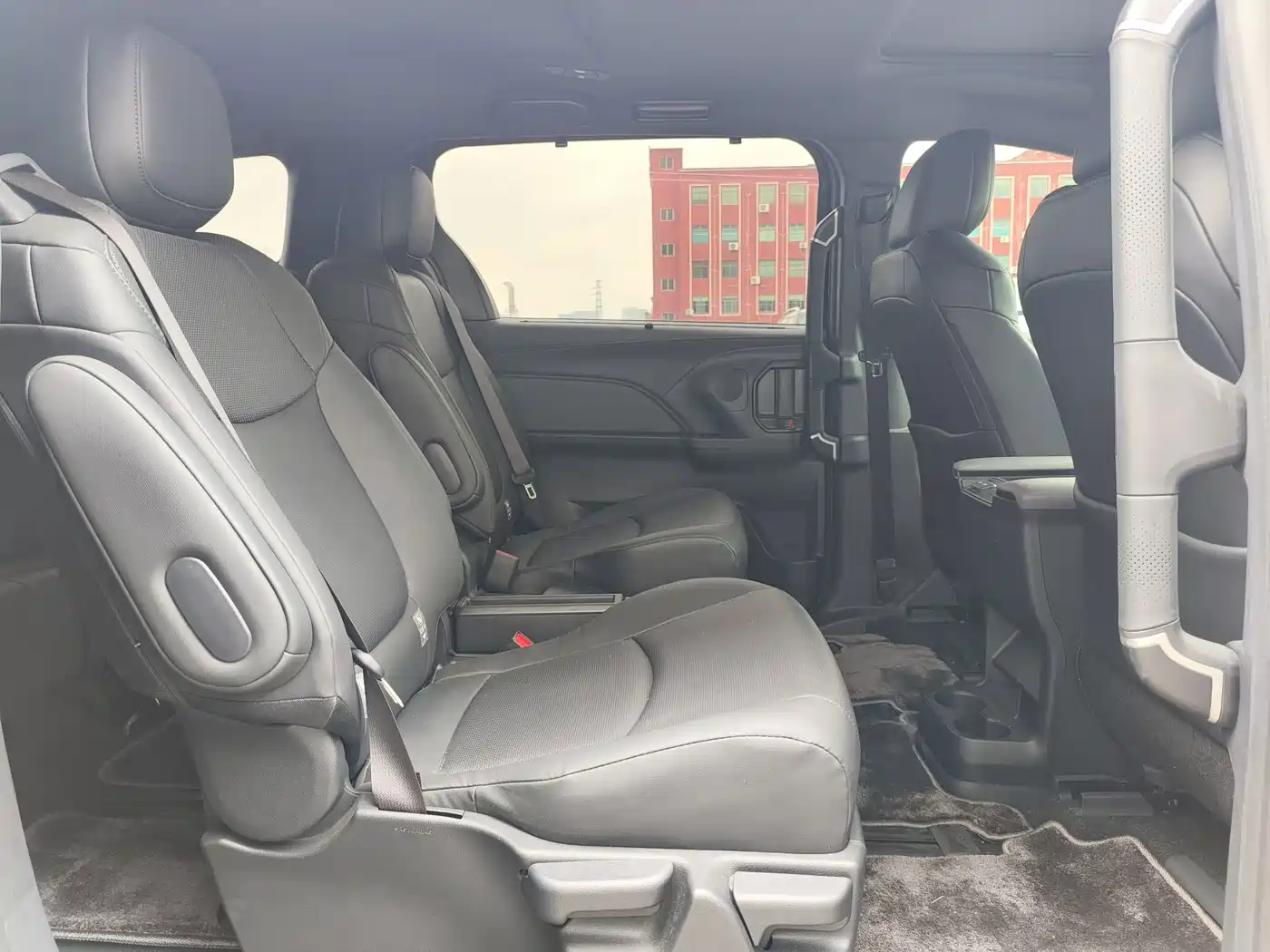 Toyota Sienna 2026 Черный из Китая