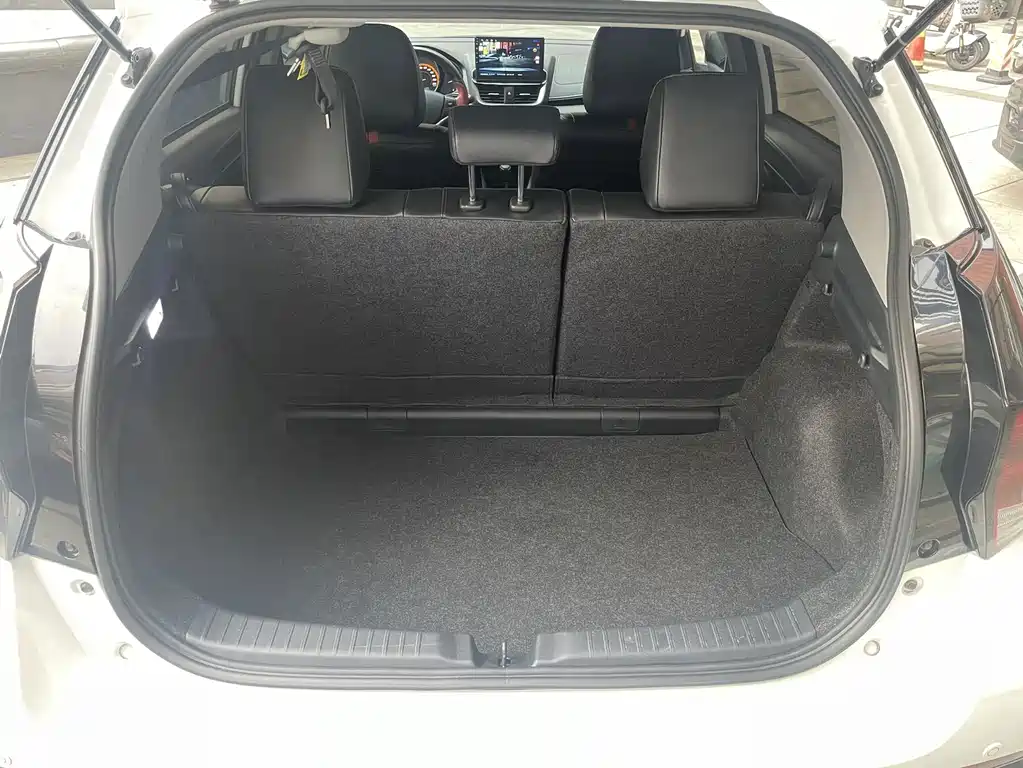 Toyota Yaris L — миниатюра 6