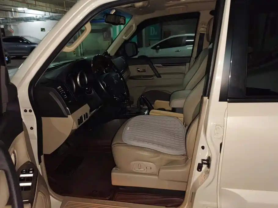 Mitsubishi Pajero (Import) — миниатюра 9