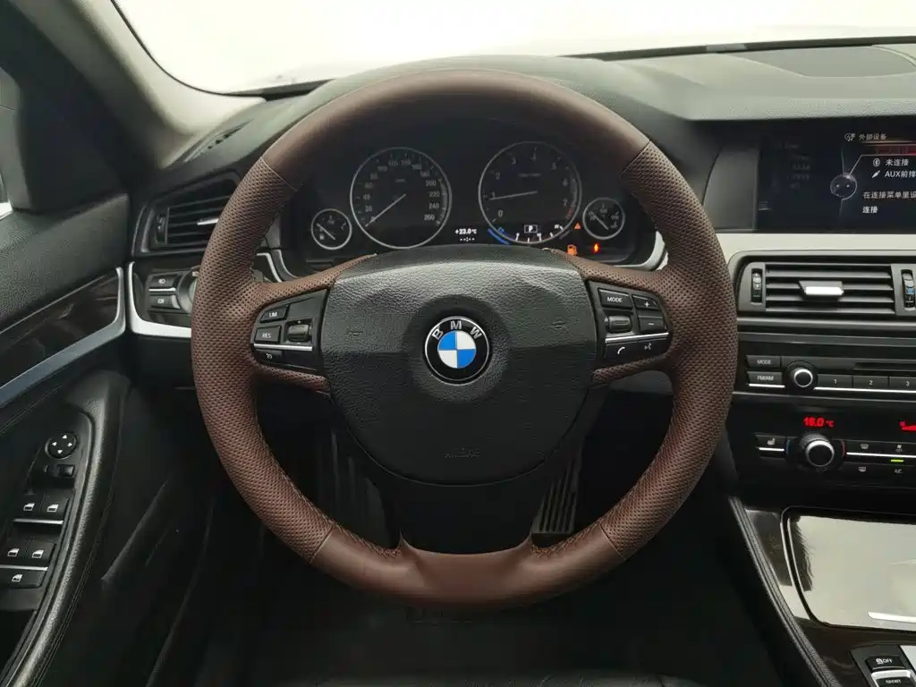 BMW 5 Series — миниатюра 11