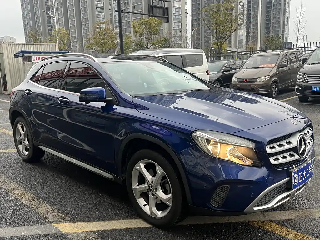 MERCEDES-BENZ GLA