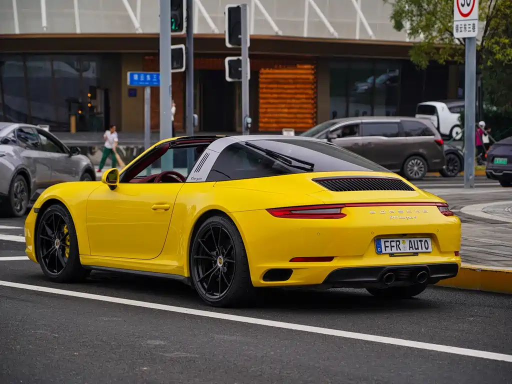 PORSCHE 911