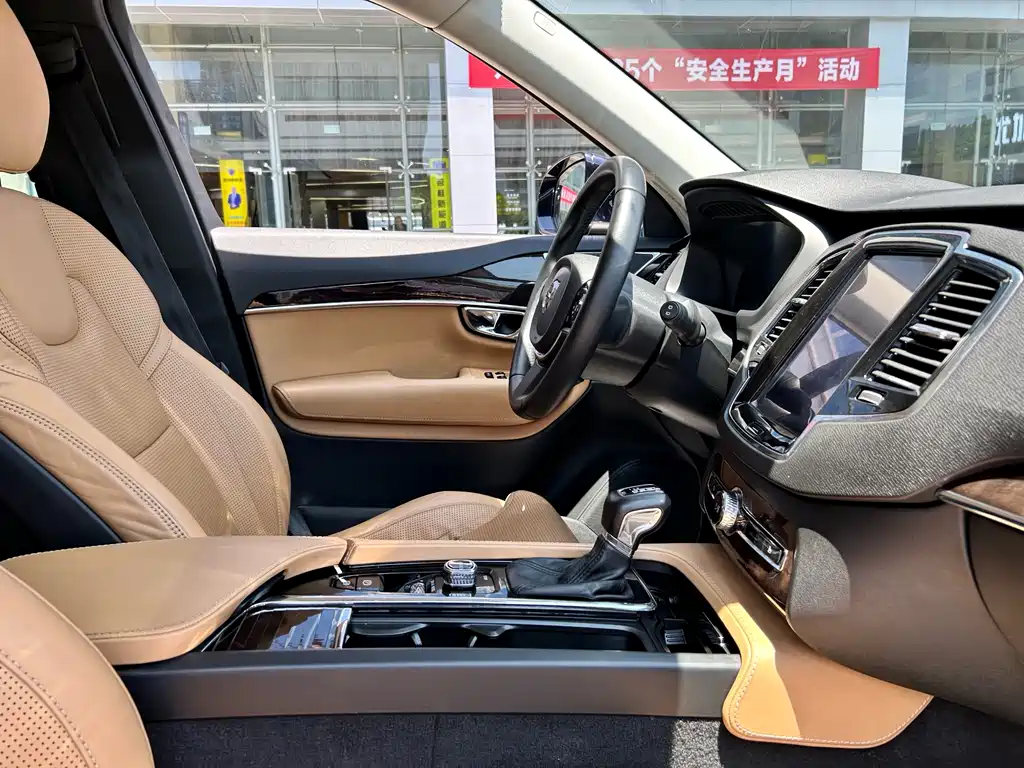 Volvo XC90 2015 T6 5 мест