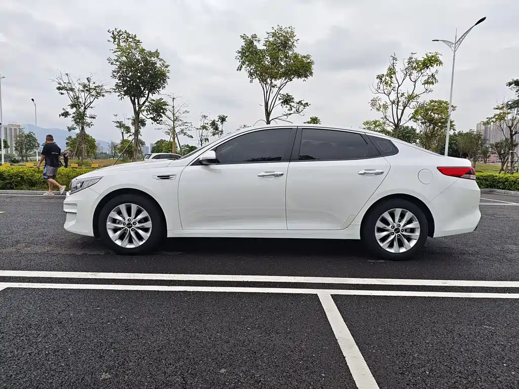 Kia K5 2016 2.0L AT GLS