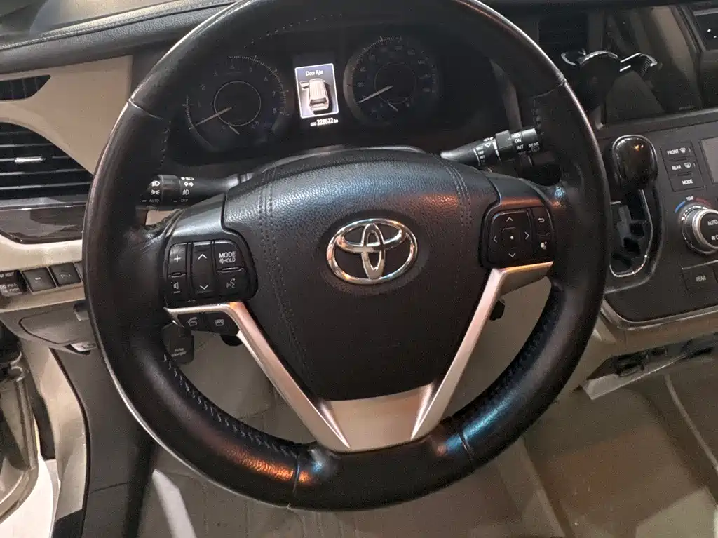 Toyota Sienna — миниатюра 8