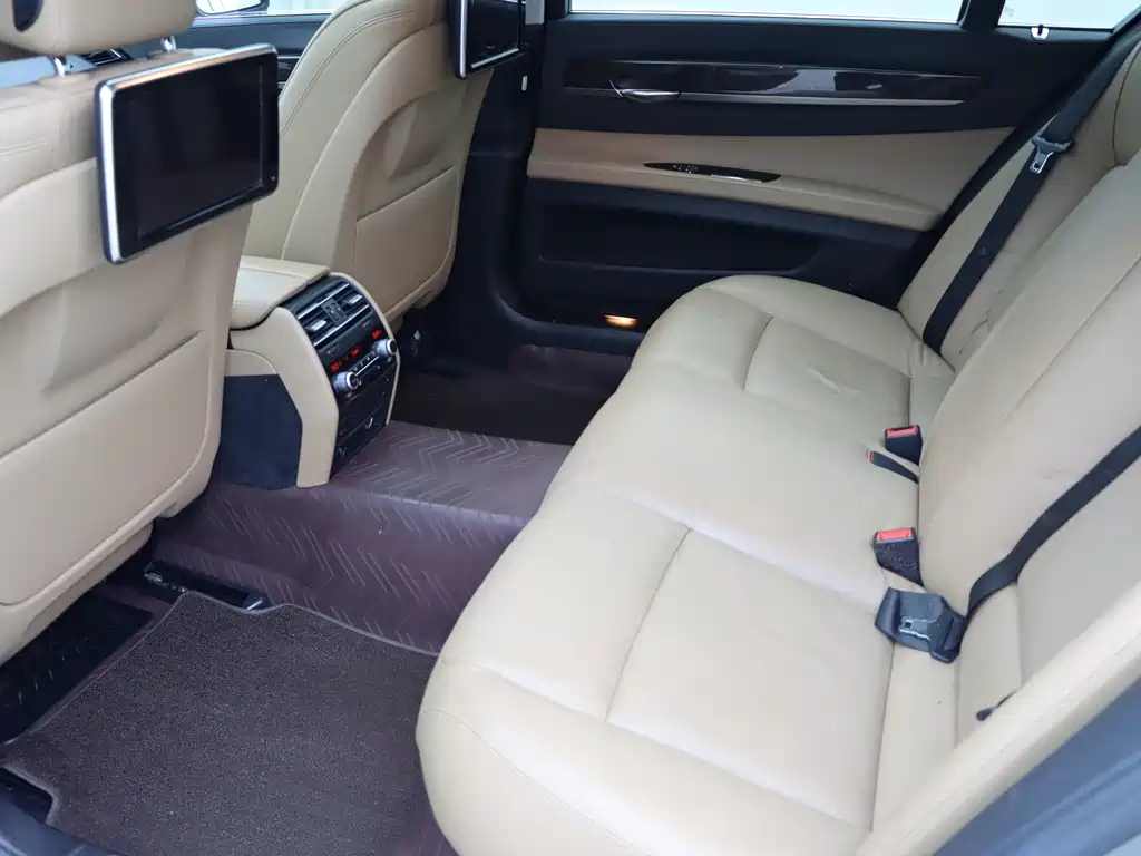 BMW 7 Series — миниатюра 13