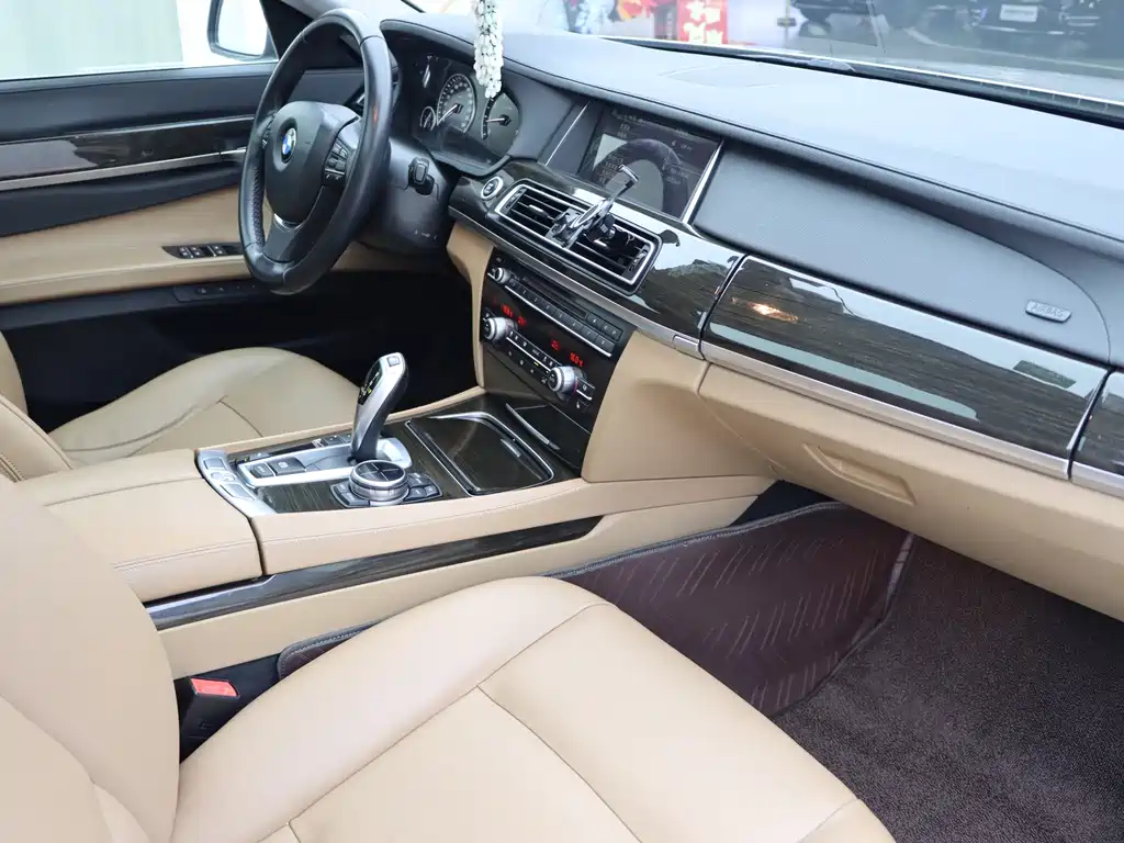 BMW 7 Series — миниатюра 9