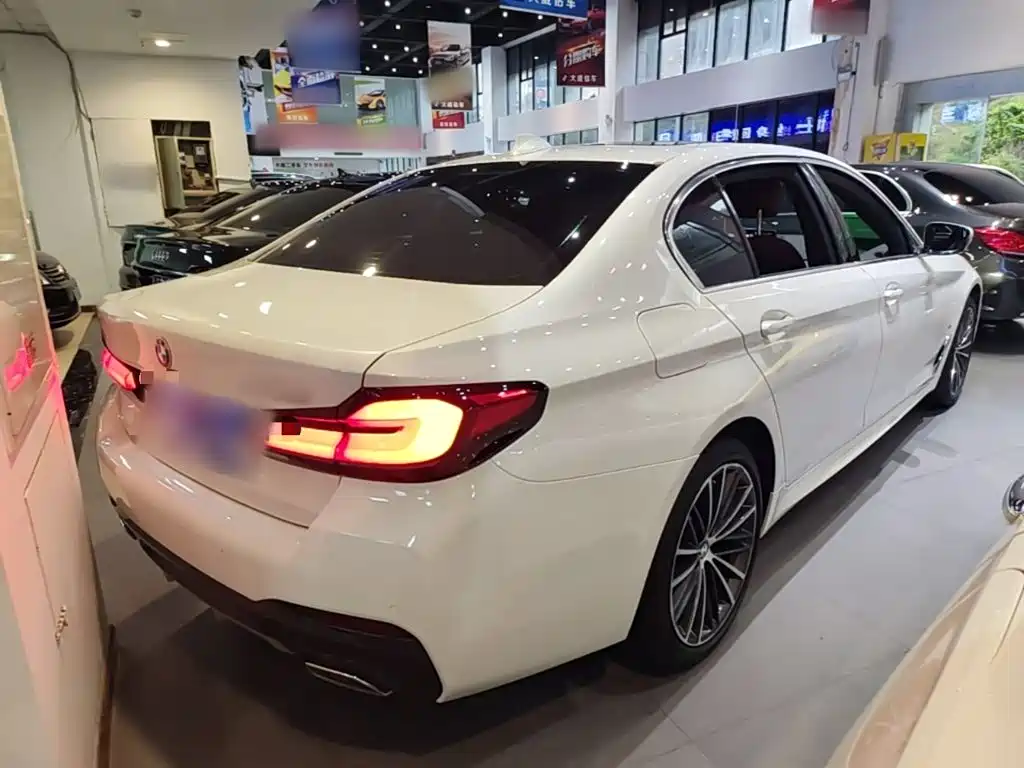 BMW 5 Series — миниатюра 7