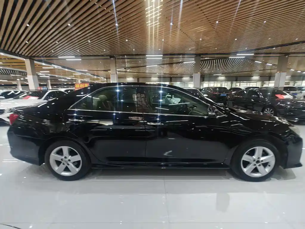 Toyota Camry — миниатюра 4