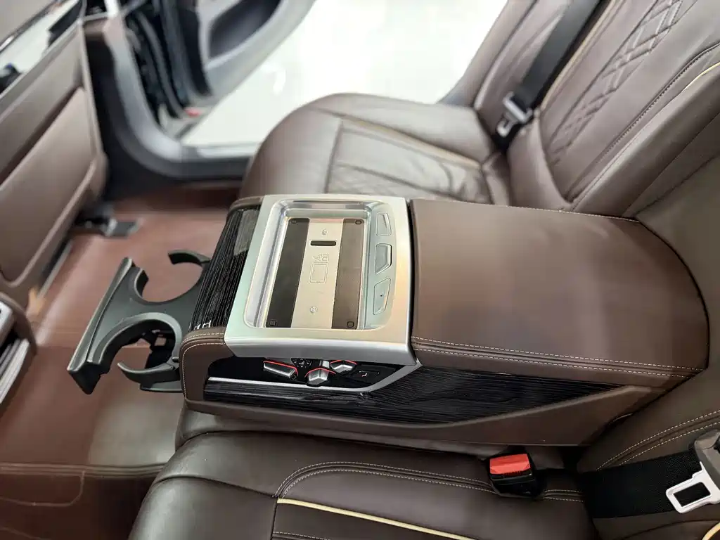 BMW 7 Series — миниатюра 14