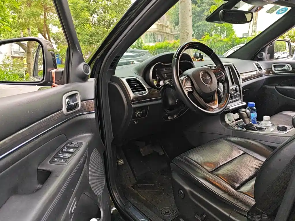 Jeep Grand Cherokee (Import) — миниатюра 17