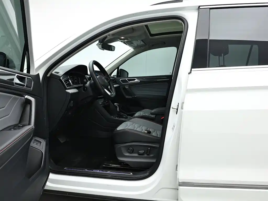 Volkswagen Tiguan L PHEV — миниатюра 14